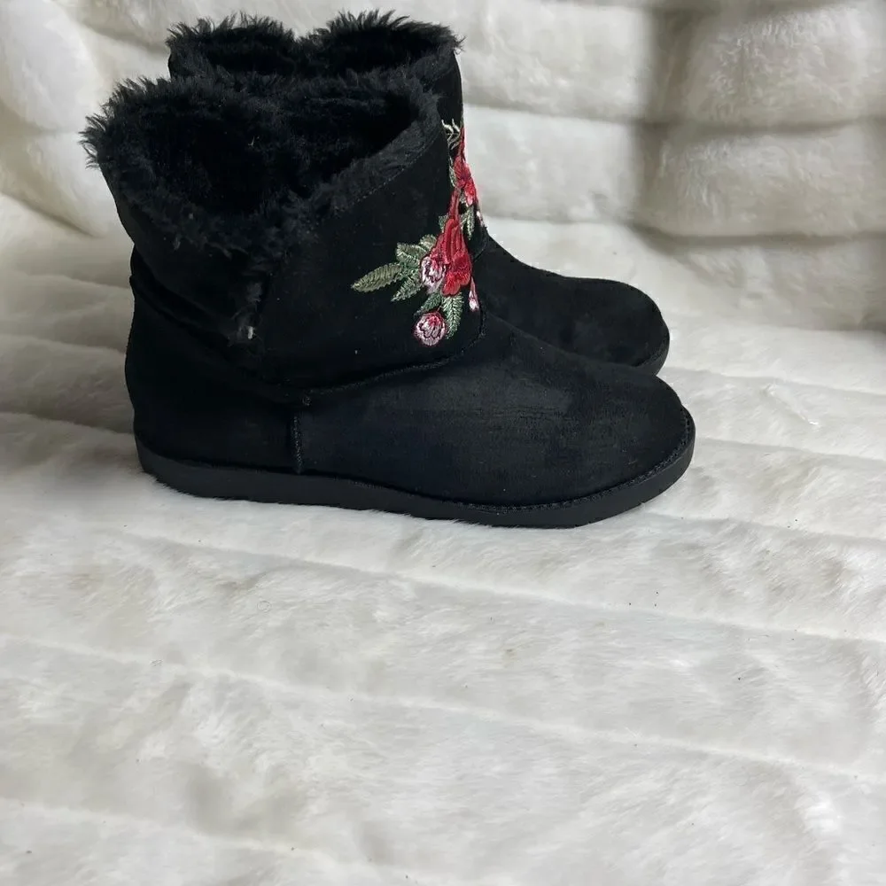 Rock & Candy black faux suede boots .Red rose embroidery faux fur lining SZ10